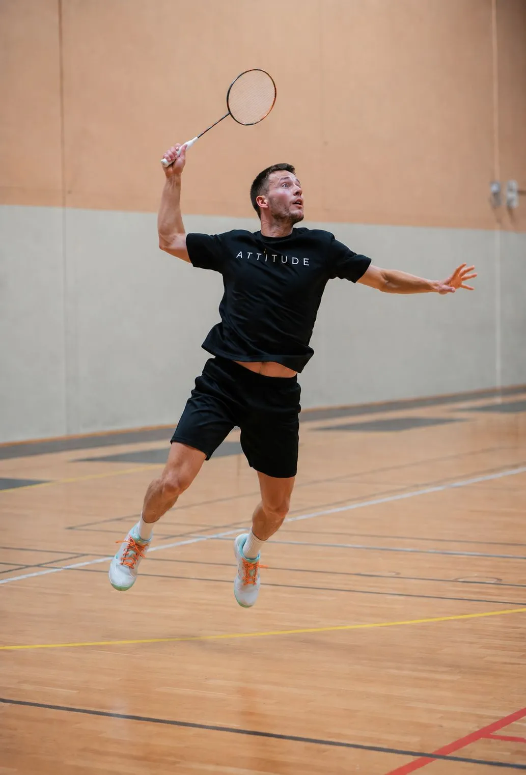 Tristan Chabrier, co-fondateur d'Attitude, en plein smash.